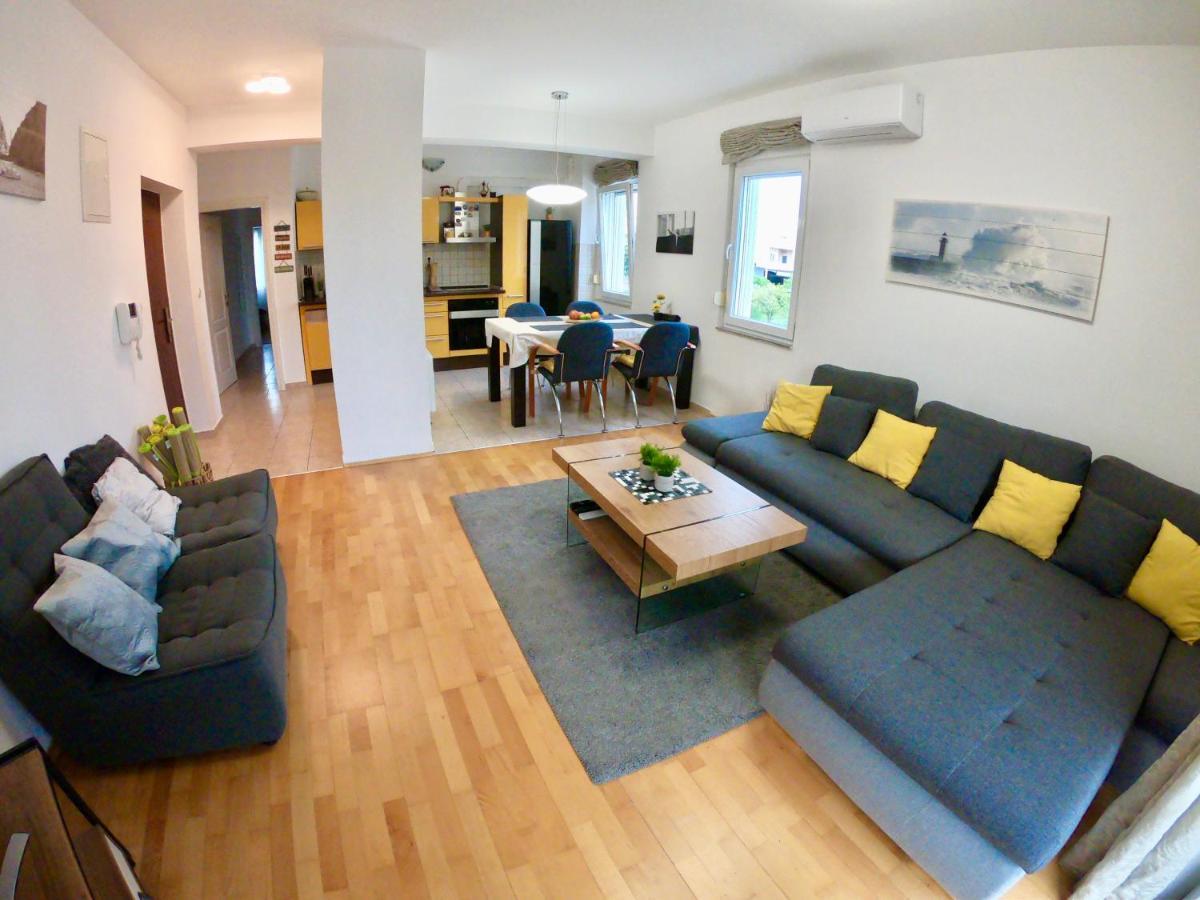 Sunny Apartment By The Beach Kaštel Štafilić Exteriér fotografie